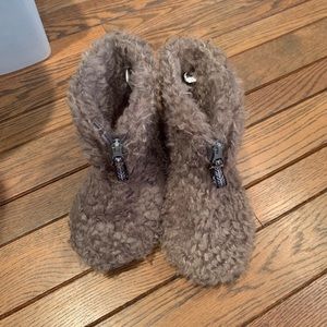 Fuzzy bootie slippers. Size 5-6.